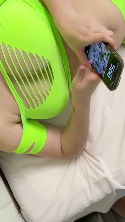 Müzik festivali için neon kıyafetli raver kız, sadece precum için el işi yapıyor, sadece sikini kızdırıp dölü damlatmak için… | Bölüm 1
