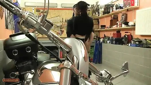 Motosiklet atölyesinde iyi şeyler