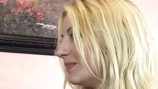 Çekici sarışın büyük bir siyah paketleyiciye biniyor