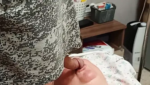 Ben sikimi sıvazladıktan sonra komşunun ağzına boşalıyor