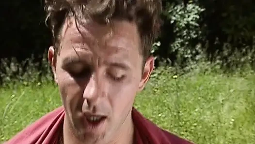 Alman bebekler açık havada sert anal seks yapıyor