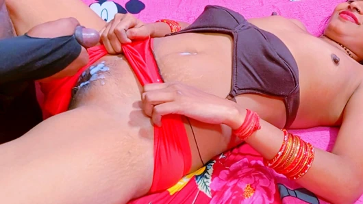 Yaramaz Hintli çift sert seks tam Hintçe sesli evli kadın kocasından kurtulmak için vücudunu sikiyor