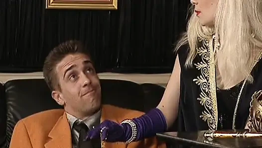 Sarışın Alman güzel ateşli üçlü grup seks yapıyor