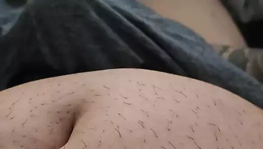 Üvey anne üvey oğlunun iç çamaşırının altında sikine dokunuyor