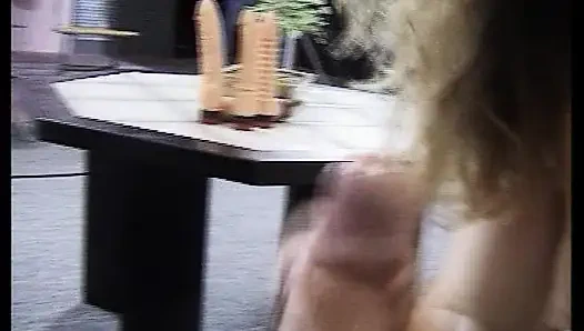 Sexy tysk dukke leker med leker før hun suger en pikk