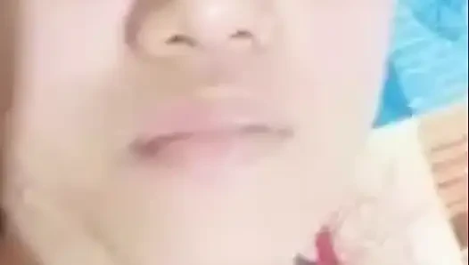 Asyalı Kız Vajinasını Ve Büyük Göğüslerini Gösteriyor