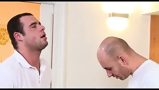 Seksi sarışın hatun üçlü götten sikişiyor