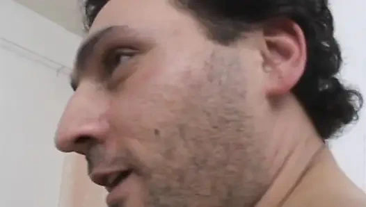 Genç Brezilyalı onu filme çeken iki adam tarafından sikiliyor