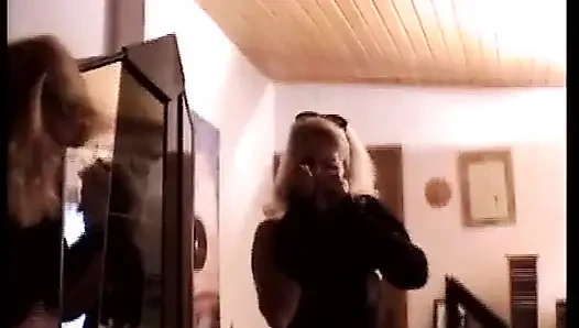 Almanya'dan sarışın bir bayan yarağını boşaltmak için burada