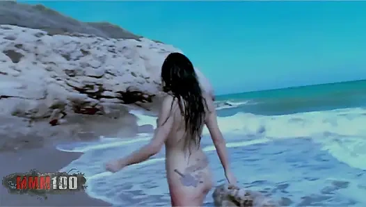 Nina Roberts: denizde soyunan inanılmaz Nina Bornozlar