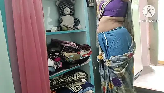 Hintli köylü evli kadın sari gösteriyor