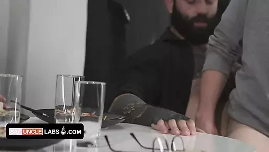 Üvey anne izlerken üvey baba üvey oğullarının sıkı götünü sikiyor