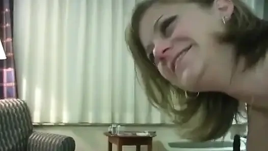 Yarak seven genç kız erkek arkadaşının sert sikini götten memnun ediyor