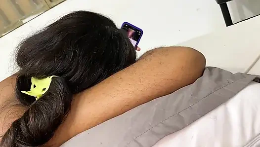 Büyük götlü üvey anne azgın komşusu tarafından sikiliyor