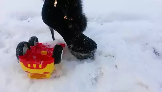 Kış aşkı: bayan sarı oyuncak arabayı eziyorum.