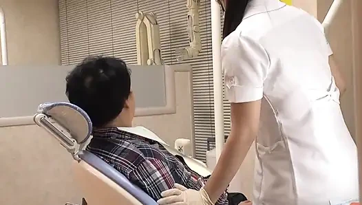 Ağzıma dokunurken benimle gözlerini kilitlemeye devam eden dişçi