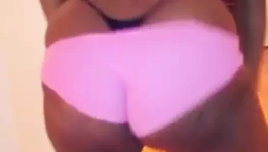 Şişman götlü iri güzel kadın twerk yapıyor