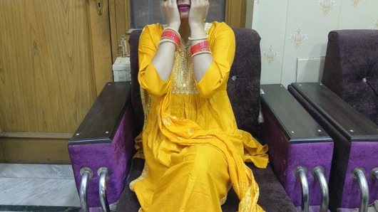 Kocası doğum gününde karısına Hintçe cinsel zevk vererek sürpriz yapıyor