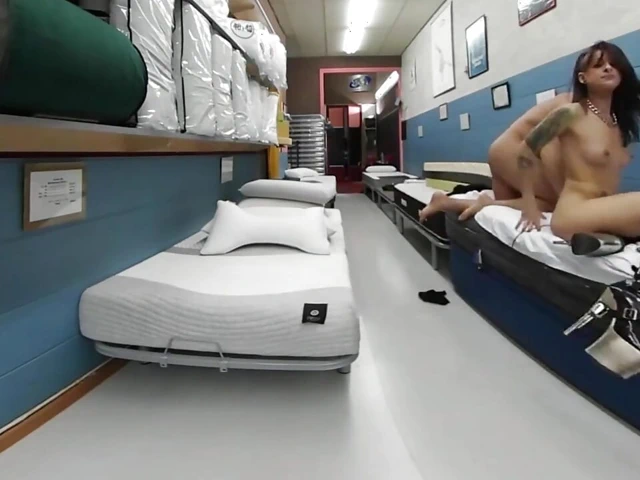 Yatakları test edip yemeyi seviyorum.