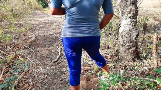 Komşu +18 ıssız bir yerin ortasında bana götünü veriyor - ıslak göt