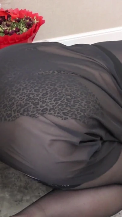 Amatör kamera düzgün vücutlu orta yaşlı seksi kadın dildoyla sikişirken yandan izliyor ve videosunu kaydediyor. Büyük. | Klip 1