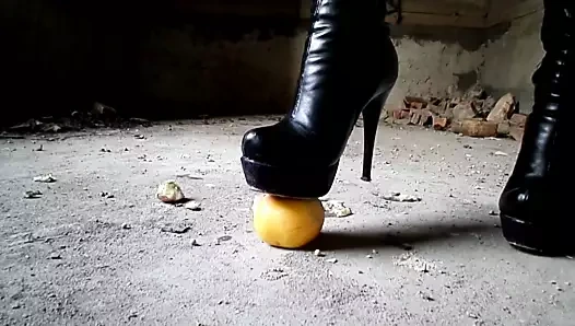 Yüksek topuklu botlarla ezmek