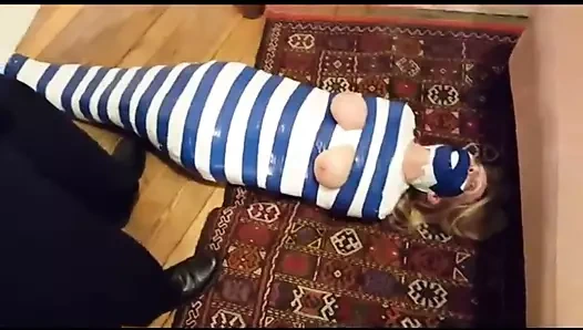 Milf odadan odaya teyp mücadelelerinde mumyalanmış