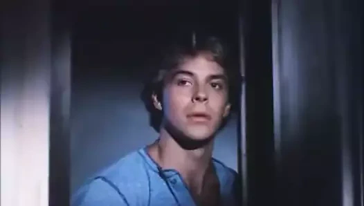 Üvey annesini iç çamaşırlarıyla izliyor