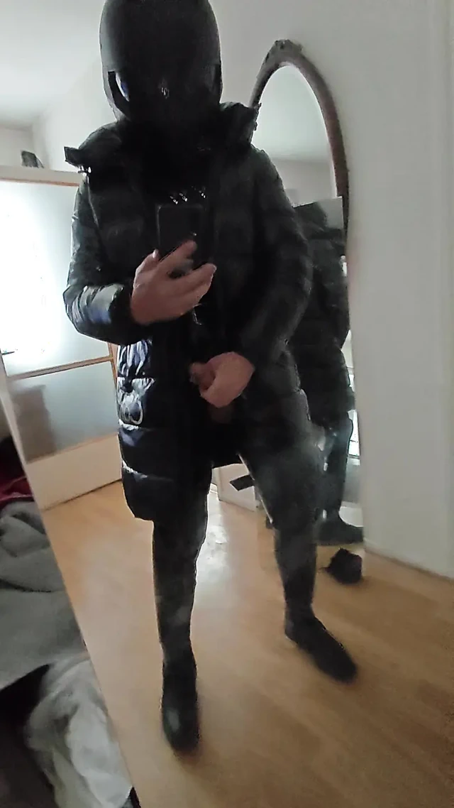 Shinysam1, parlak, catsuit, çizmelere biniyor...