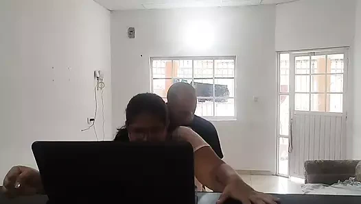 Ev hanımı kocası çalışırken iyi bir sakso ve sert ve zengin bir sikiş ile bir teknisyene para ödüyor