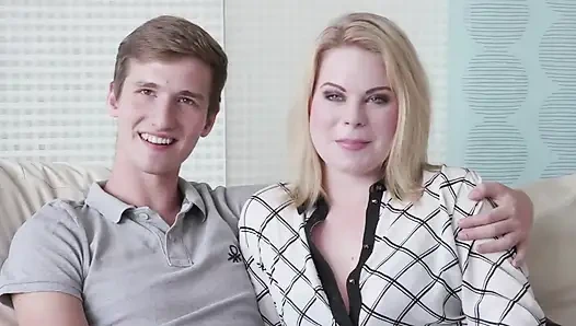 Adry Berty meek kocası aldatılmış halde otururken koca sikli bir adamla sikişiyor