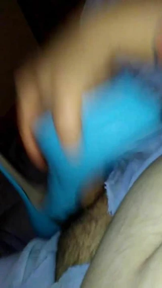 Net bir arkadaşının ayakkabılarını ona göndermeye hazır hale getirmek