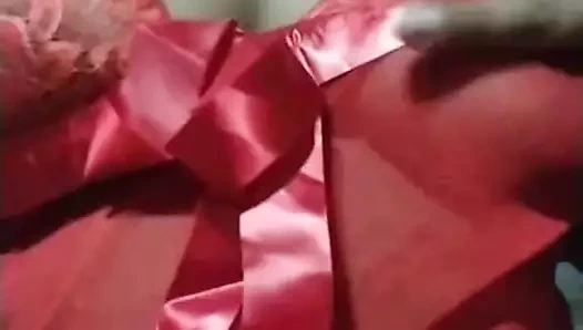 Seksi kırmızı elbise ateşli figür ve göğüsler