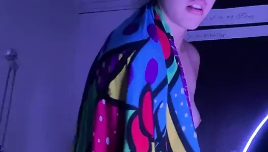 Ateşli Arap amcığıyla oynuyor