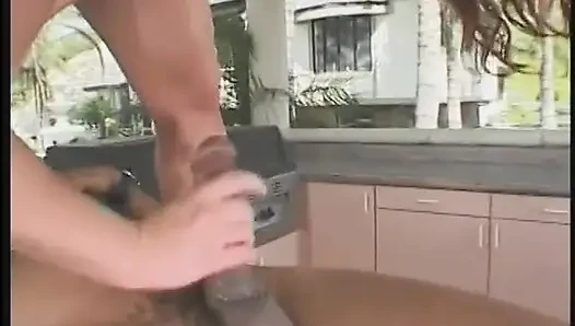 Harika vücutlu edepsiz anal sürtük kızıl saçlı zenci yarağıyla götten sikilmeyi seviyor