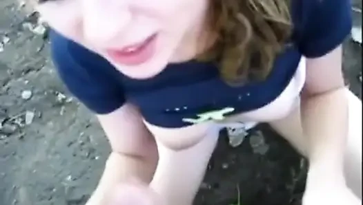 Sarışın amatör sürtük açık havada azgın sakso çekiyor ve yüzüne boşalıyor