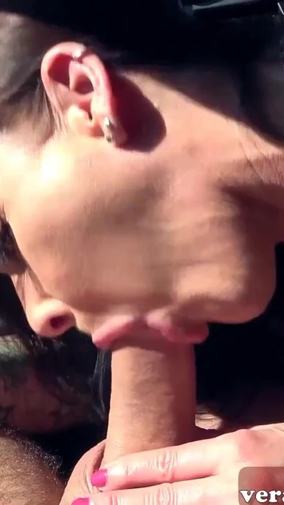 Обязательный для просмотра момент от "Немецкую милфу-автостопщицу сняли на свидание в машине и на улице"