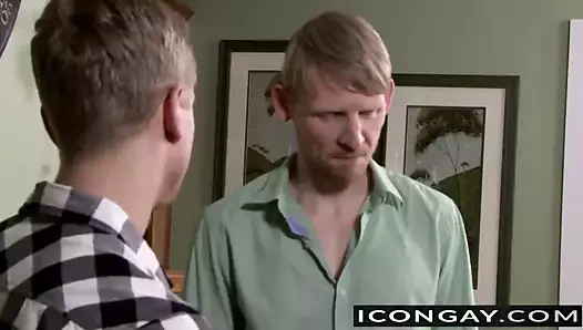 Liam tutkuyla öpüşürken profesörünü arzuluyor