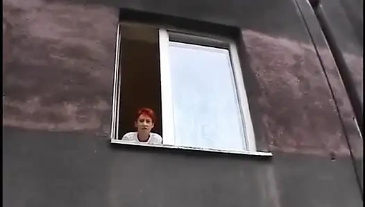 Harika görünümlü kızıl saçlı amcığını parmaklarla sikiyor