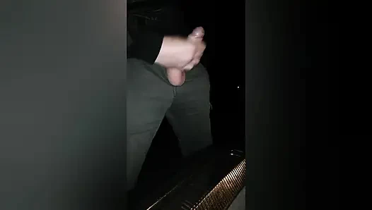 Çok azgın adam yağmurda mastürbasyon yapıyor. Eller serbest boşalma! - Soloxman