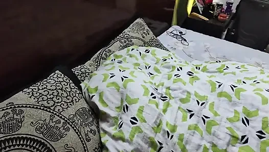 Hintli üvey kız kardeşini odasında sikiyor