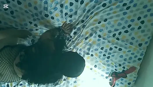 Hintli gerçek evli kadın maskeli gırtlağına kadar alıyor ev videosu