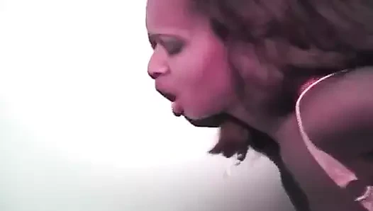 Bu çarpıcı ateşli esmer sert emmeyi biliyor