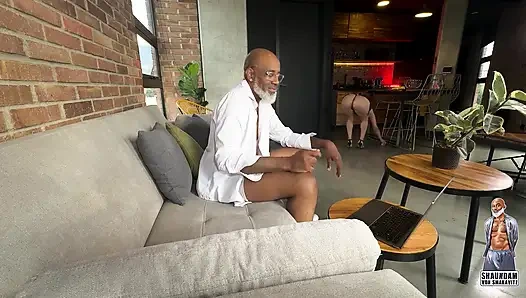 Patron hizmetçisini sikiyor