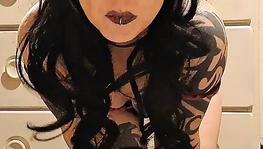 Kadın kılıklı köle için twerk dersi