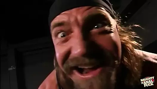 Sevimli sarışın çifte penetrasyonlu üçlü sekste anal arzulu erkekler arasında paylaşılıyor