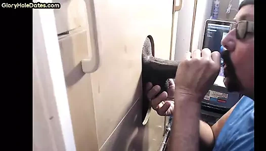 Duvar deliği dilf ağzına boşalana kadar sert siyah et emiyor