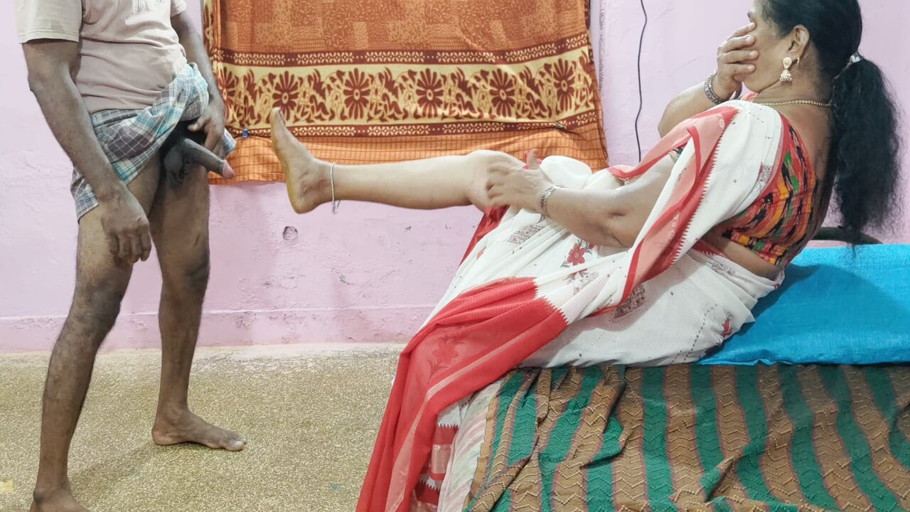 Kızgın Asyalı ev sahibi tamirciyi mastürbasyon yaparken yakalıyor - vahşi emiyor ve sikişiyor