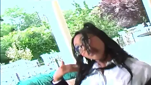 Mika Tan vahşi ve seksi Asyalı üniversiteli bir kız, kendini kütüphaneci gibi göstermek için gözlük takmayı seviyor