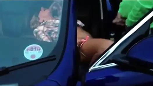 Une pute de rue taille une pipe dans une voiture dogging bmw